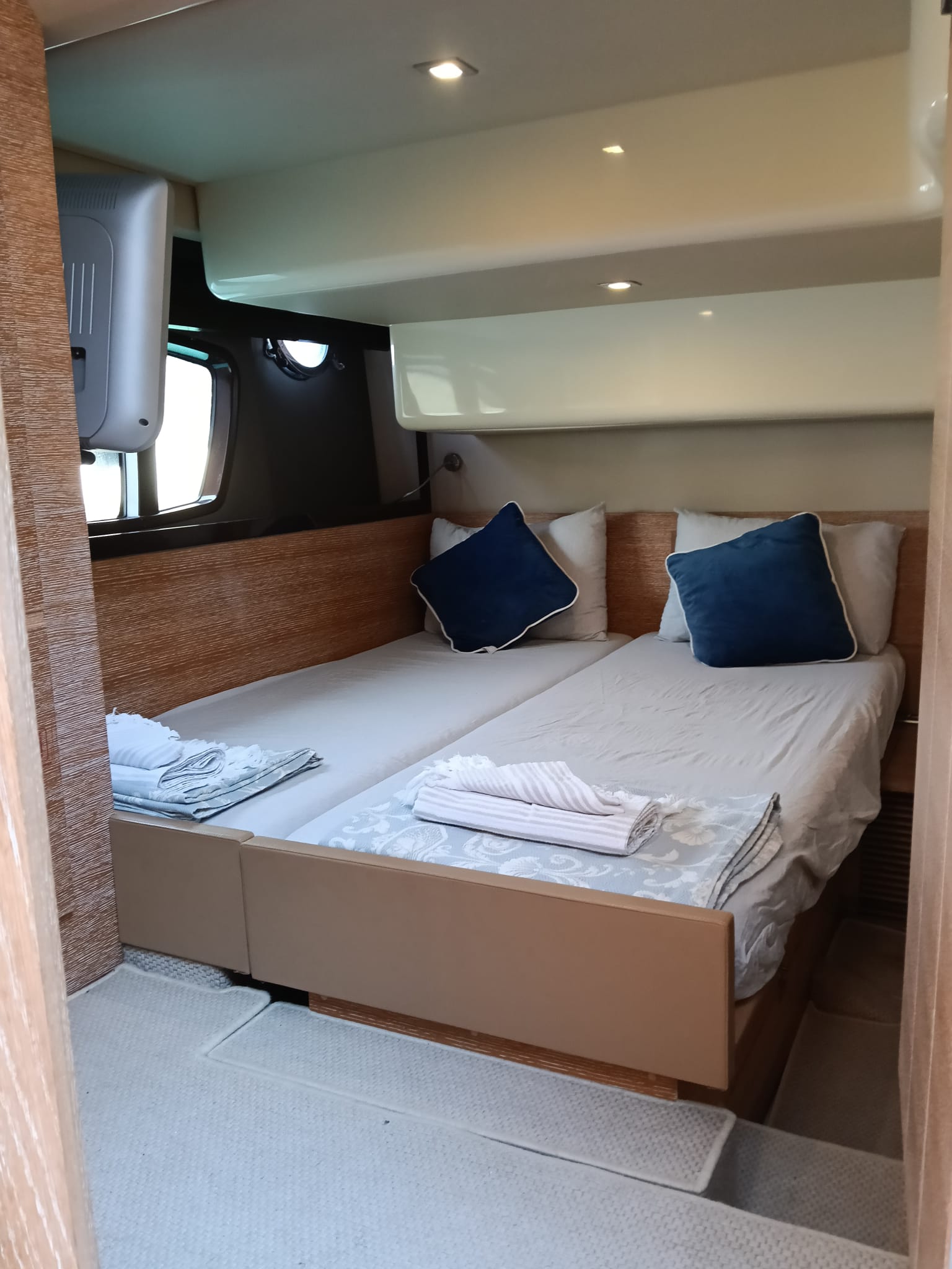 Göcek'te 3 Kabinli Azimut Motoryat - 9