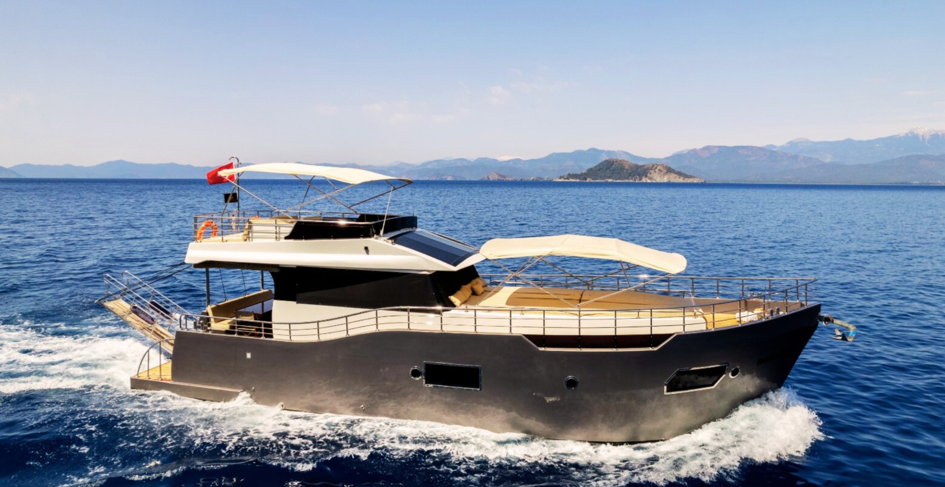 Göcek'te Geniş Kabinli Trawler - 1